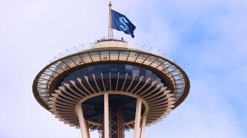 La drapeau du Kraken de Seattle flotte au mât.