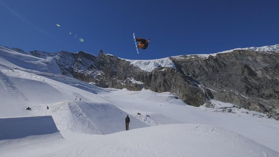 Un planchiste fait une figure dans les airs.