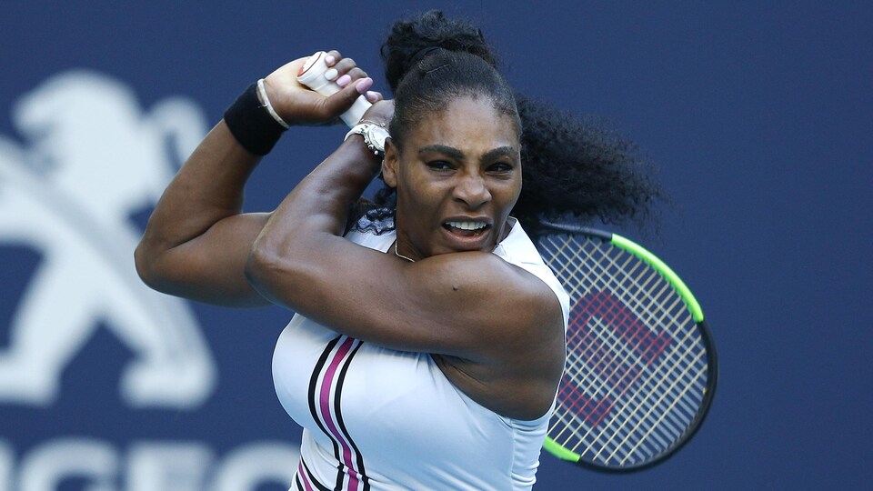 L'Américaine Serena Williams envoie la balle à la Suédoise Rebecca Peterson dans un match du tournoi de Miami.