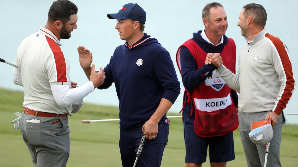 Ils se serrent la main sur un terrain de golf.