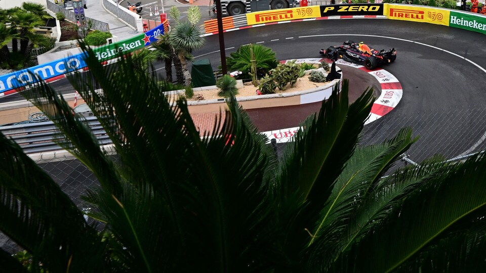Une monoplace négocie l'épingle du circuit de Monaco, sur une piste humide.