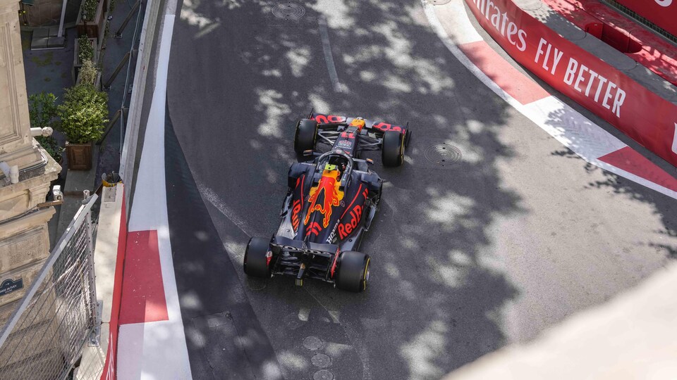 Le bolide Red Bull négocie une courbe sur le circuit urbain du GP d'Azerbaïdjan.