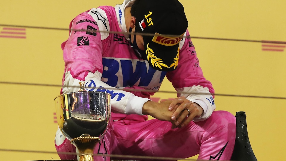 Il baisse la tête et s'accroupit, son trophée à ses pieds.