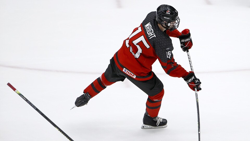 Il lance une rondelle dans l'uniforme du Canada.