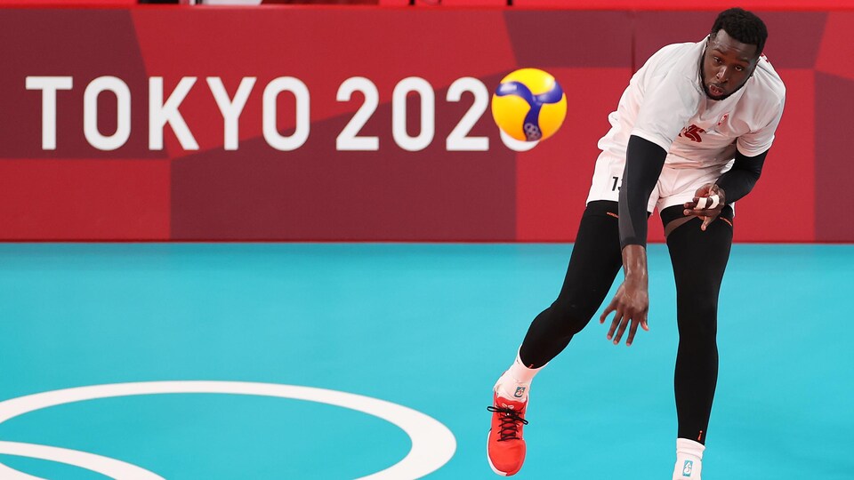 Sharone Vernon-Evans effectue un service aux Jeux de Tokyo.