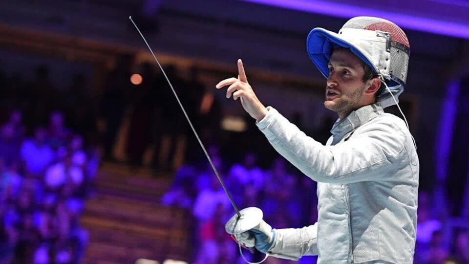 Shaul Gordon entre deux échanges pendant un duel en sabre aux mondiaux d'escrime à Budapest. 