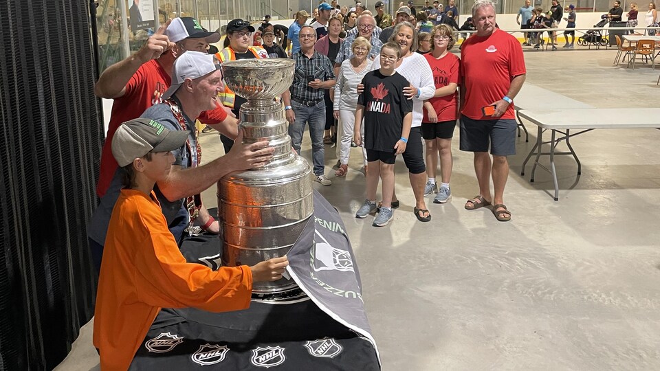 La coupe Stanley en visite à Petawawa avec Shawn Allard RadioCanada.ca