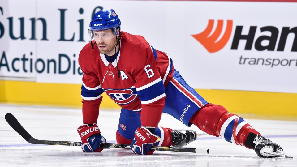 Le capitaine du Canadien de Montréal, Shea Weber, s'étire avant un match.