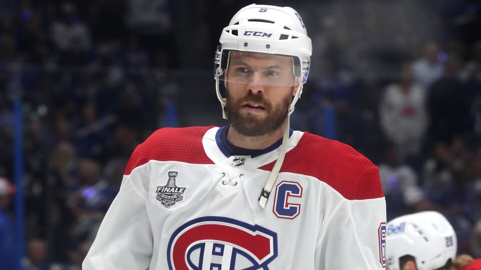 Il se concentre avant un match.
