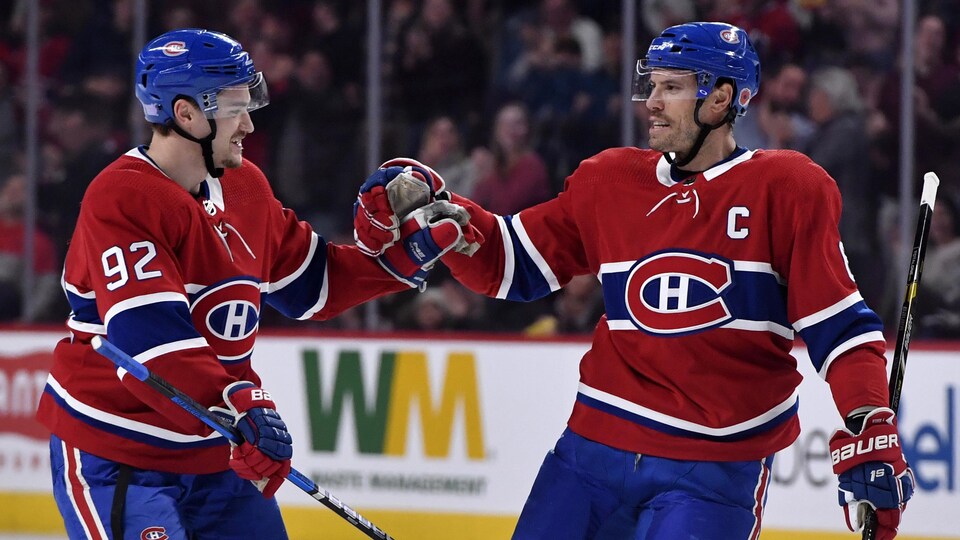 Deux joueurs de hockey célèbrent un but.