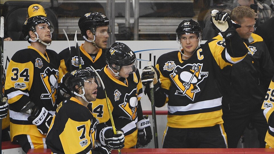 Sidney Crosby salue la foule.