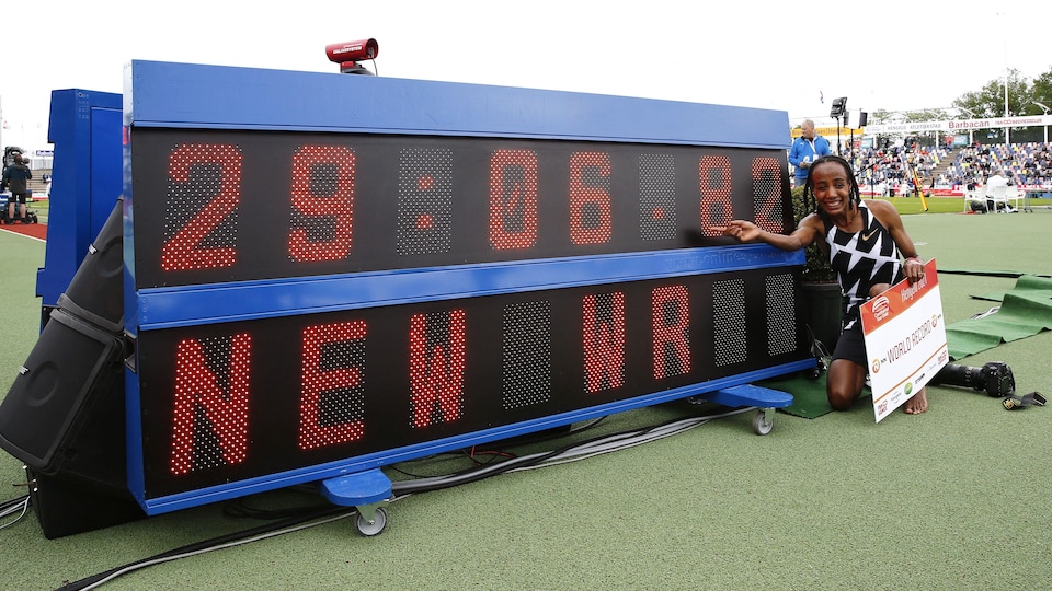 Le tableau montre son temps record.