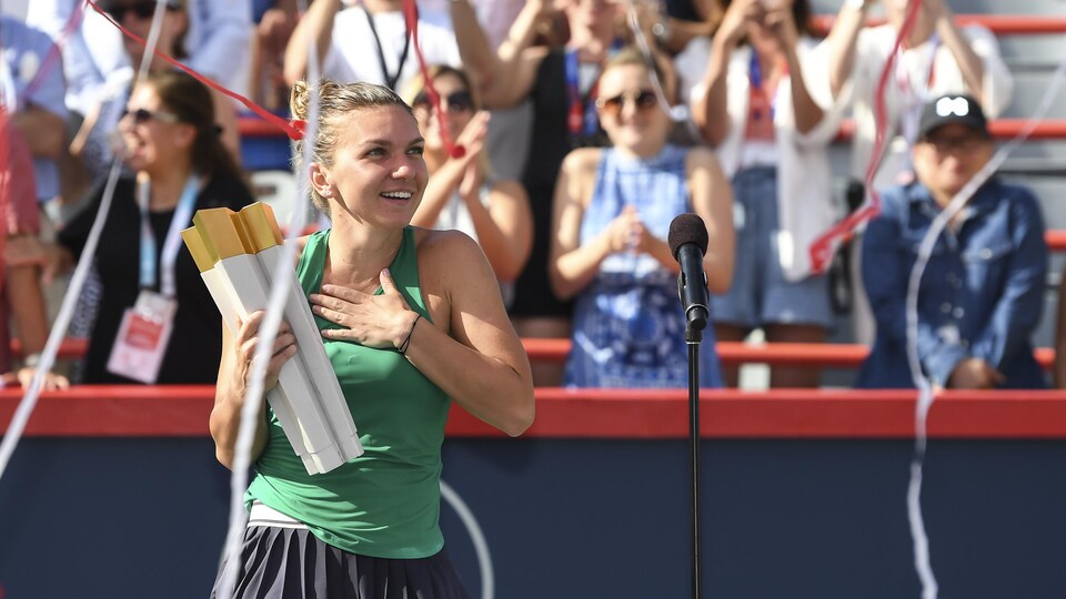 Simona Halep souriante avec le trophée.