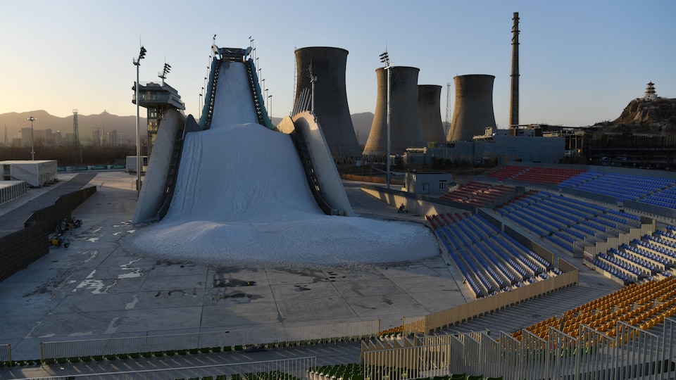 Une piste enneig&eacute;e dans un site industriel.