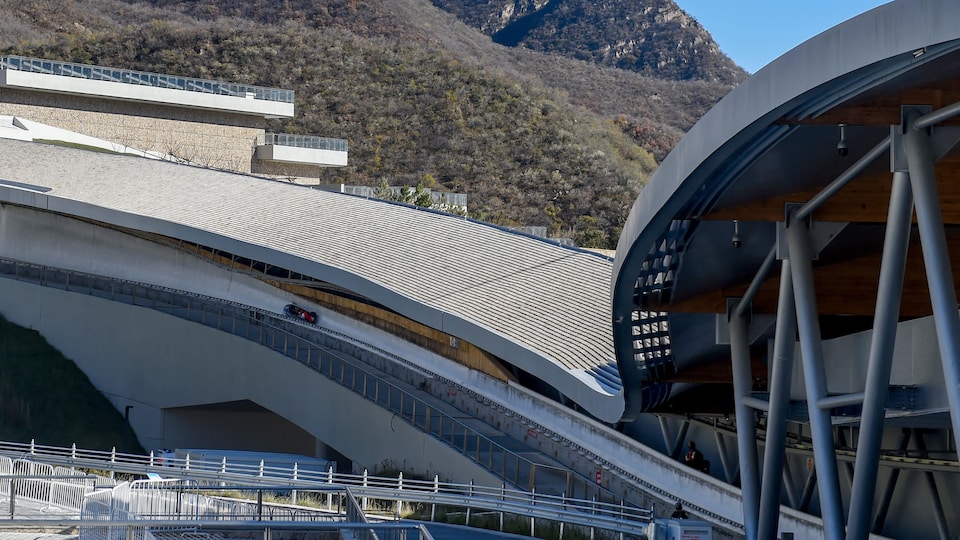 Des pistes aux angle arrondis situ&eacute;es dans une r&eacute;gion montagneuse.