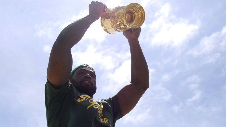 Le capitaine des Springboks d'Afrique du Sud, Siya Kolisi, soulève le trophée des vainqueurs de la Coupe du monde.