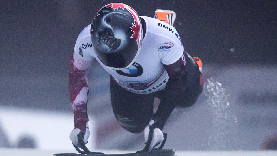 Elle empoigne le skeleton des deux mains au départ d'une descente.