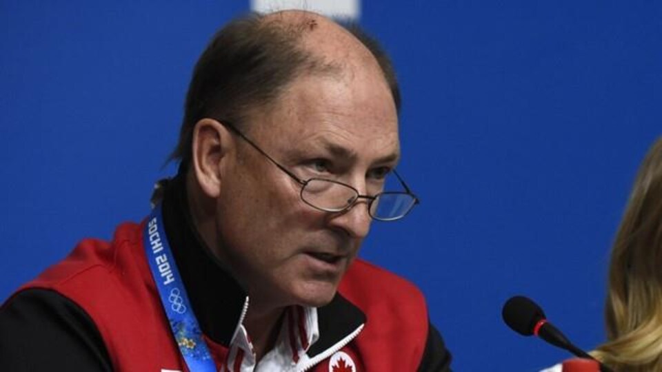 Un homme regarde devant lui lors d'une conférence de presse.