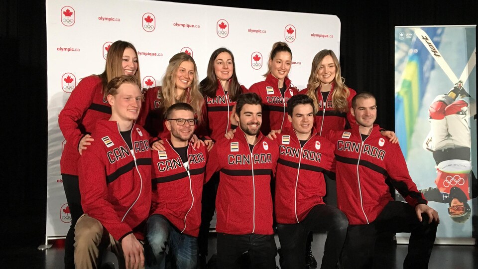 L'équipe canadienne de ski acrobatique aux Jeux olympiques de Pyeongchang prend la pose lors de sa présentation, à Montréal.