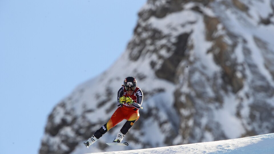 Elle s'apprête à atterrir après un saut sur la piste.