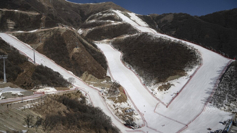 Seules les pistes sont enneigées.