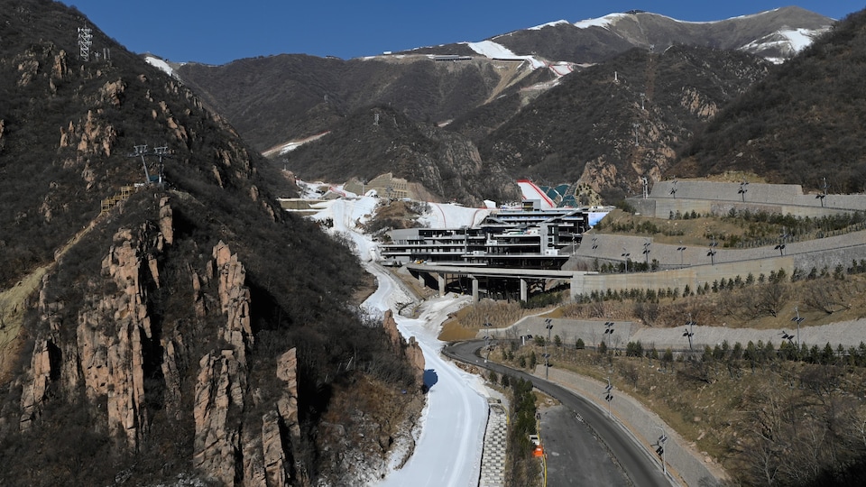 Vue d'ensemble des installations de ski alpin situ&eacute;es dans des montagnes.