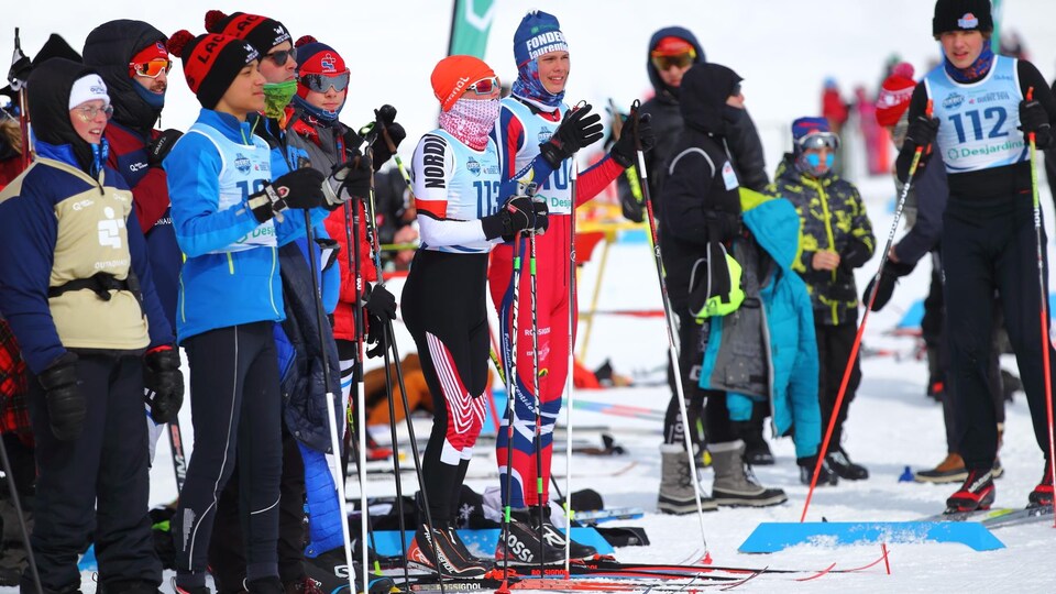 Des Jeunes skieurs de différentes délégations prêts à s'élancer 