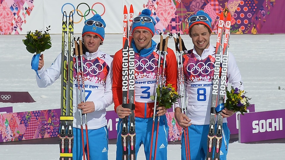 Les fondeurs russes Maxim Vylegzhanin, Alexander Legkov et Ilia Chernousov, médaillés aux Jeux de Sotchi en 2014
