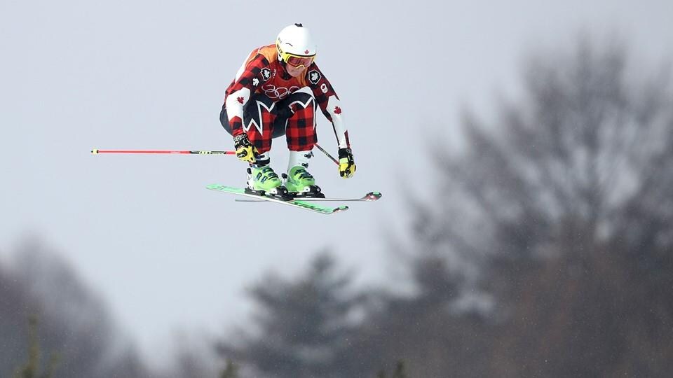 Elle effectue un saut dans les airs pendant sa descente.