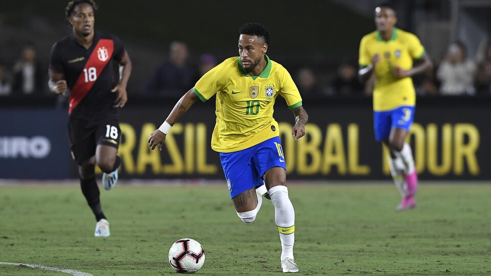 Neymar (no 10) et le Brésil face au Pérou à Los Angeles dans un match amical
