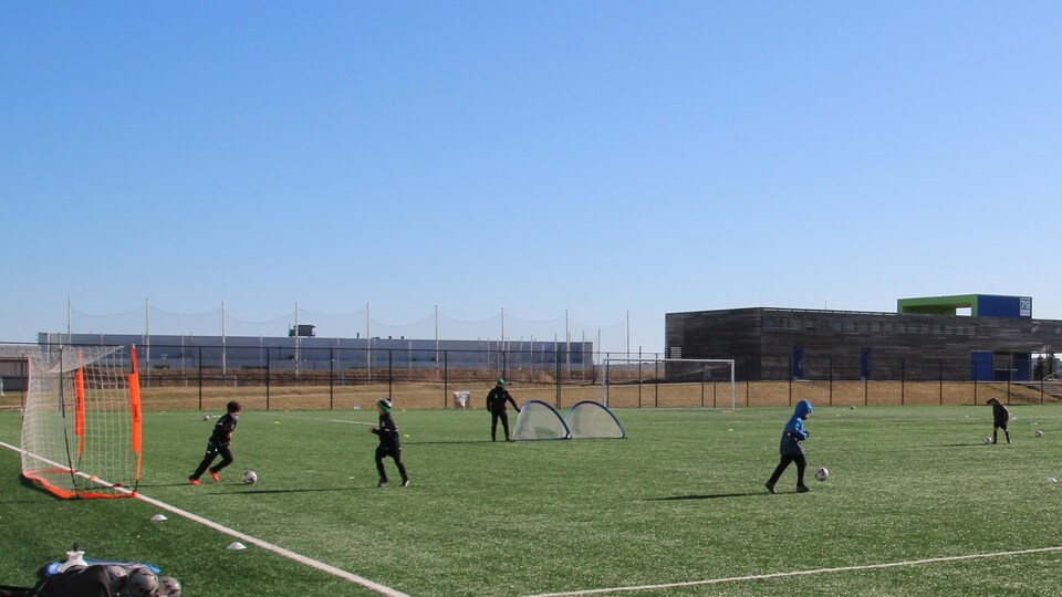 Une séance d'entraînement de jeunes garçons au soccer.