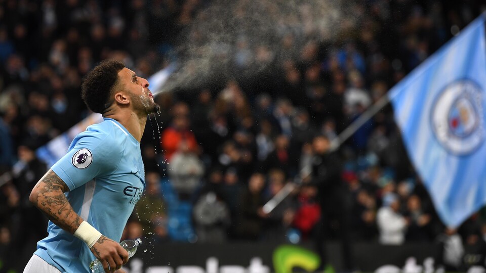 Un joueur de soccer crache en l'air.