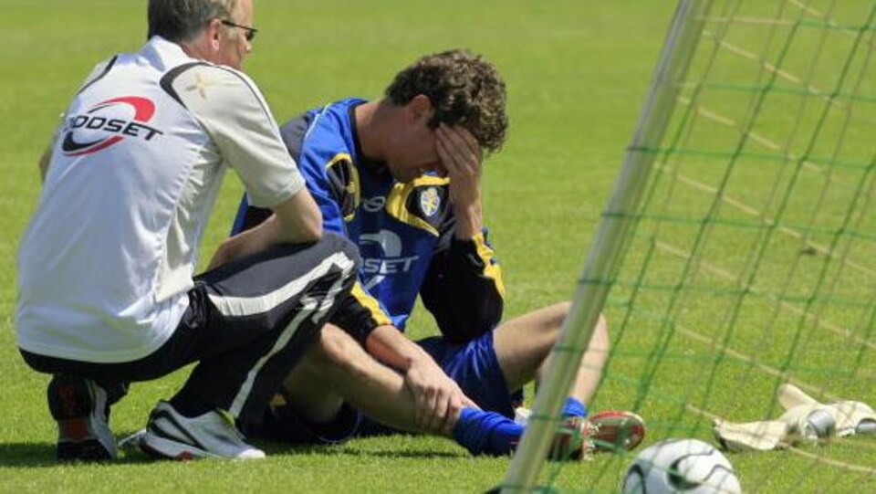 Sur cette photo prise en 2006, le gardien de l'équipe nationale suédoise, Andreas Isaksson, a été atteint au visage par un violent tir.