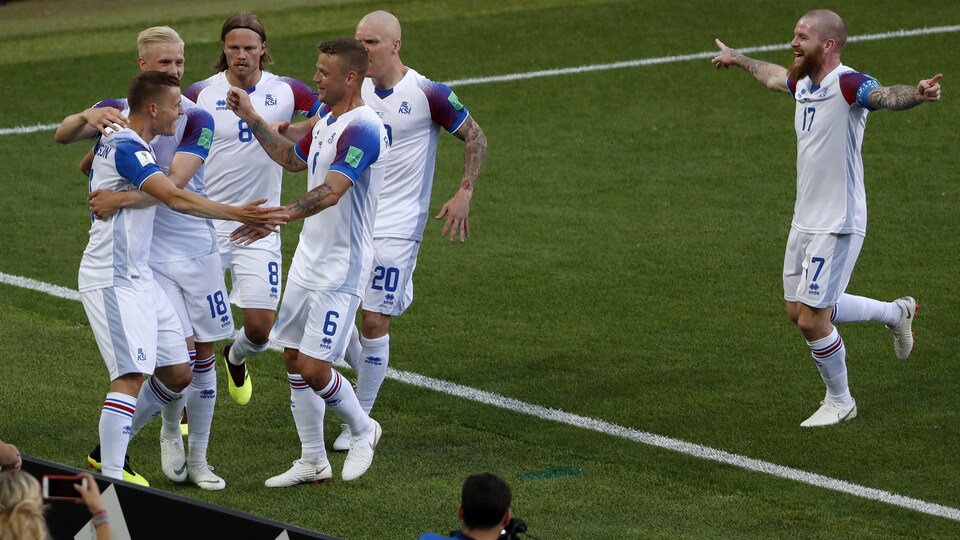 L'Islandais Alfred Finnbogason (à gauche) célèbre son but contre l'Argentine.