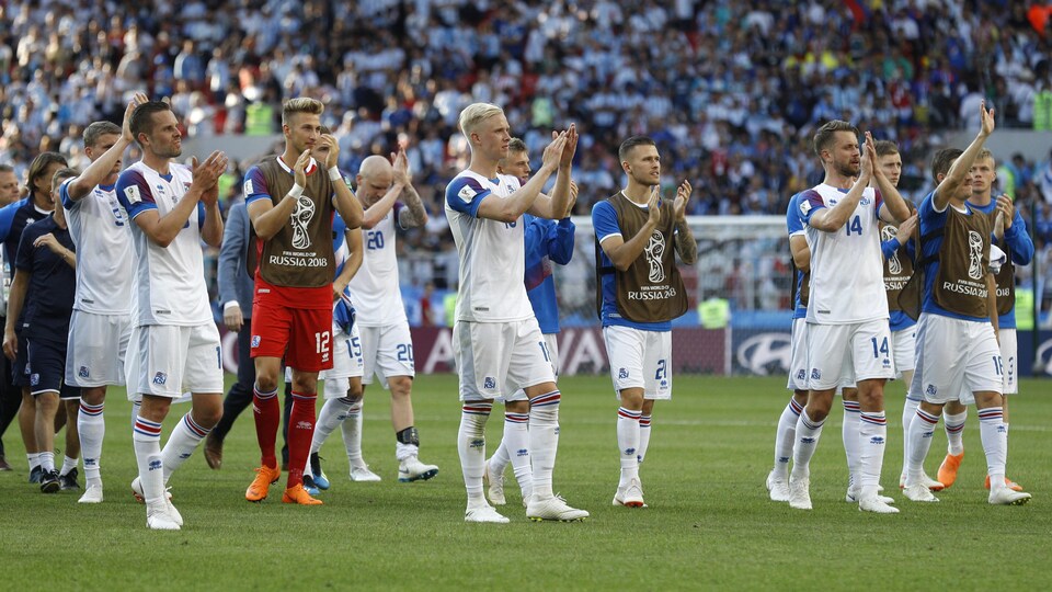 Les joueurs islandais applaudissent leur public après leur match nul de 1-1 contre l'Argentine en Coupe du monde.