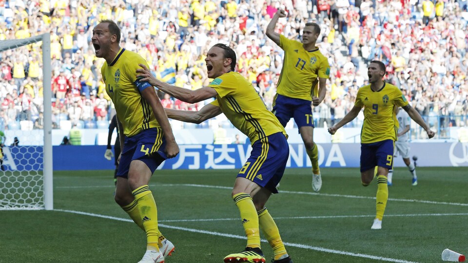 Le Suédois Andreas Granqvist (à gauche) célèbre son but sur tir de pénalité contre la Corée du Sud.