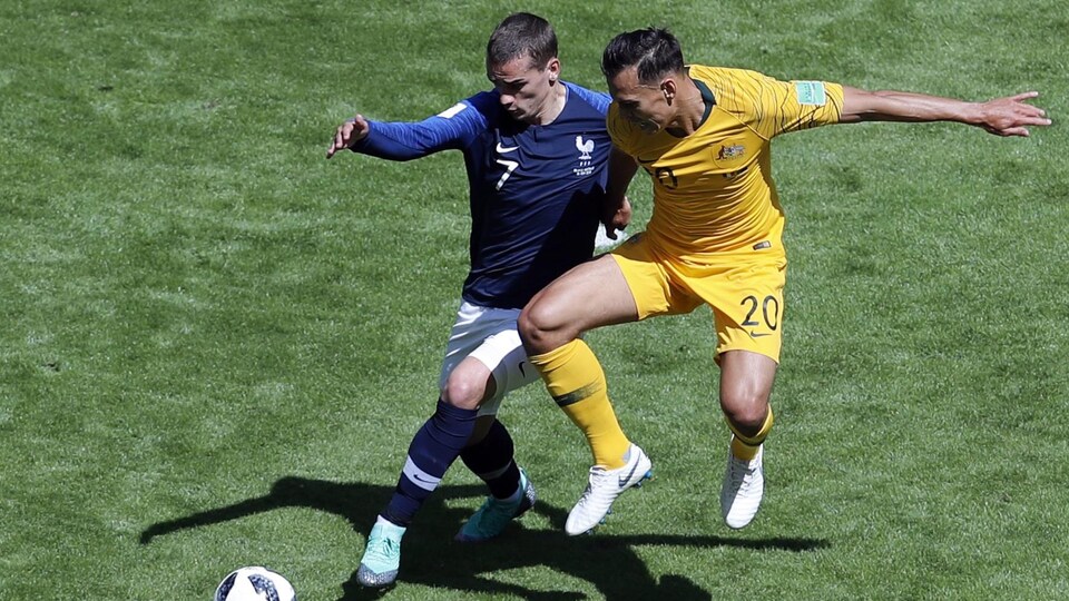 Le Français Antoine Griezmann (à gauche) tente de maîtriser le ballon devant l'Australien Trent Sainsbury.