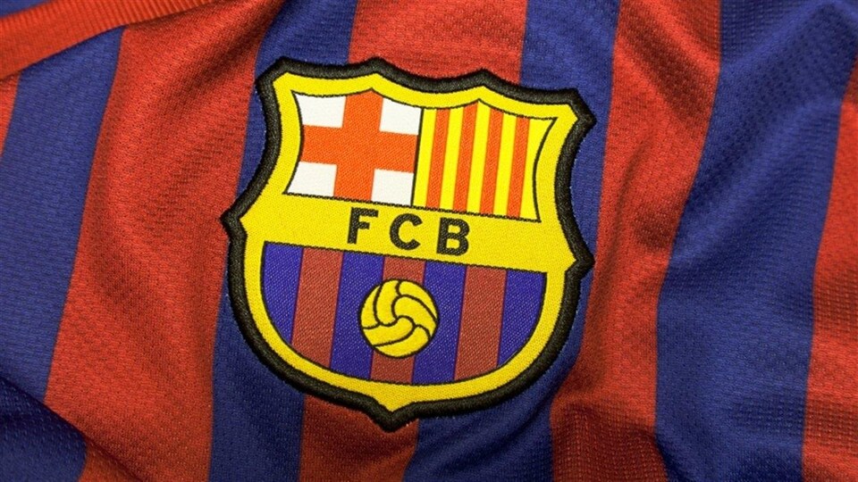 Le logo du FC Barcelone sur un maillot rouge et bleu
