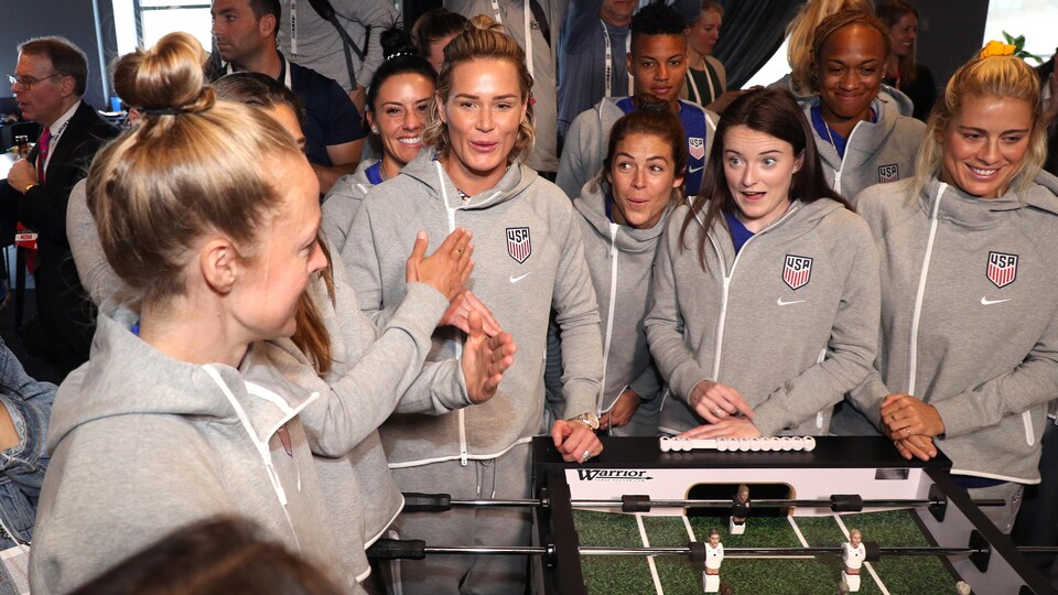 Elles jouent au soccer sur table.