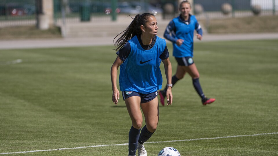 Elle regarde ses options de passe pendant un entraînement.