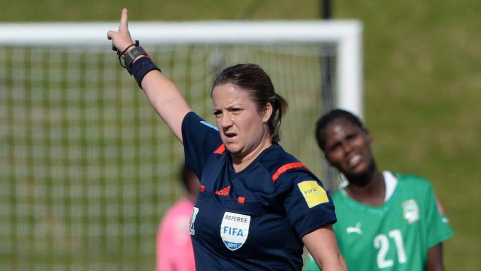 L'arbitre canadienne Carol Anne Chénard signale une faute au cours d'un match de la Coupe du monde féminine de la FIFA entre l'Allemagne et la Côte d'Ivoire en 2015.