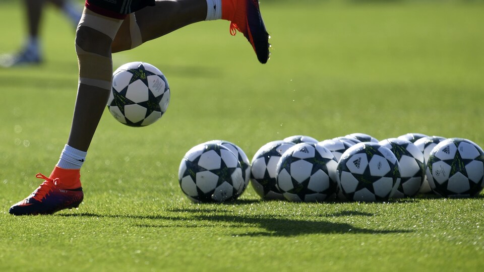 Des ballons de soccer.