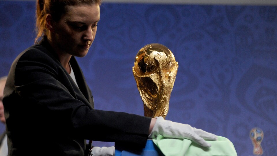Le trophée de la Coupe du monde de la FIFA repose sur un socle lors du tirage au sort des éliminatoires, en 2015.