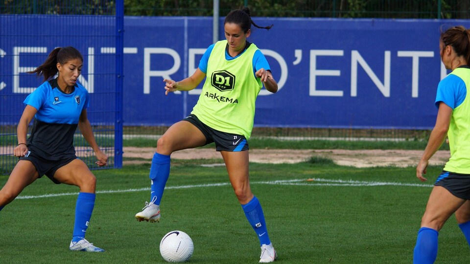 Elle maîtrise le ballon à l'entraînement.