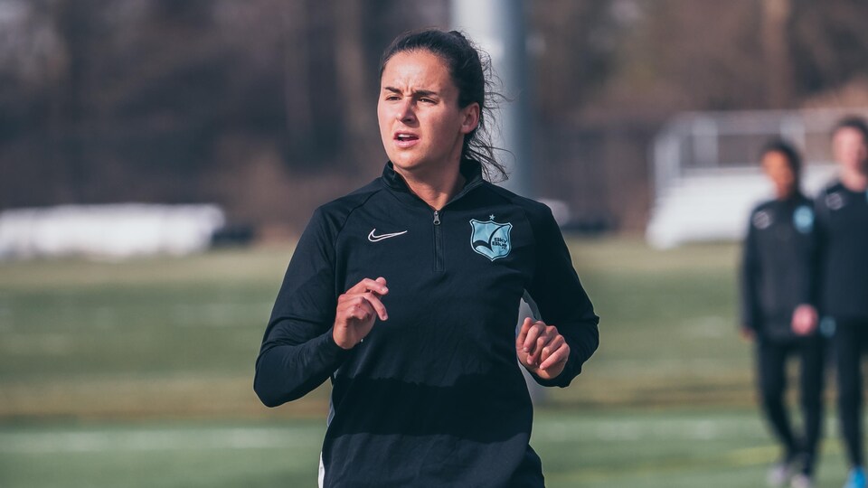 Elle court sur le terrain.