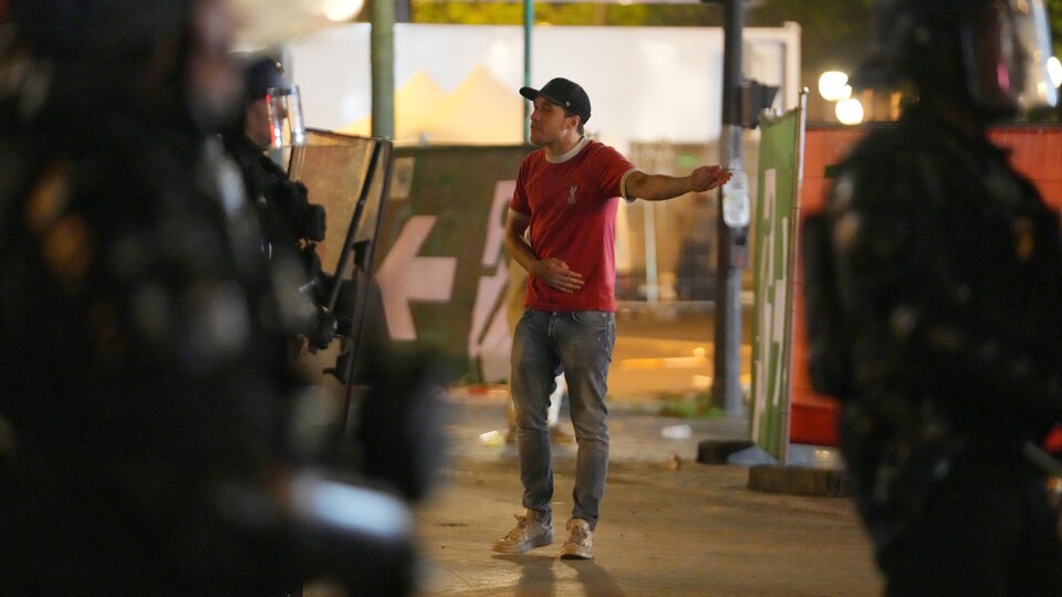 A partisan attempted to reconcile with the riot squad.