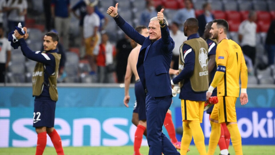 Il lève les deux pouces en l'air devant les supporteurs après la victoire.