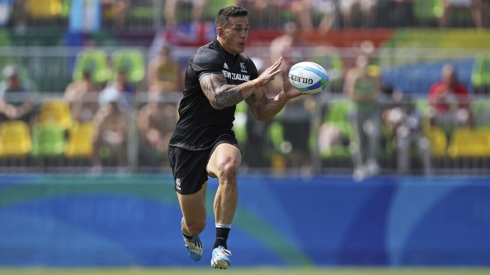 Sonny Bill Williams attrape un ballon de rugby.