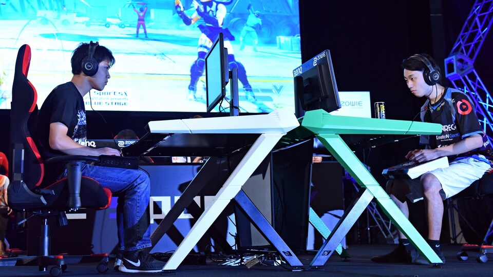 Deux joueurs s'affrontent dans une compétition de sport électronique à Chiba, au Japon.