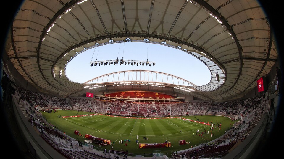 Vue panoramique d'un stade de soccer vide
